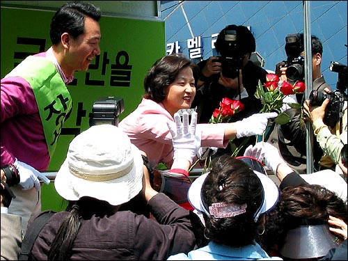 추미애 선대위원장이 14일 서울 금천구 유세에서 지지자들로부터 장미 꽃송이를 전달받고 있다. 